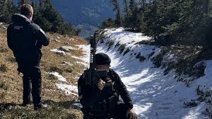 2 hikers hospitalized after encountering grizzly bear with 2 cubs on trail | 2 Hikers ‘Seriously …