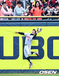 Park Hae-min’s Superb Catch Prevents Runs in Korean Series | Huge defense to prevent Park Hae-min…