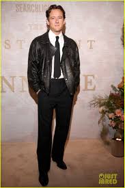 Amanda Seyfried & Lewis Pullman Share Adorable Fist Bump at ‘The Testament of Ann Lee’ Screening …