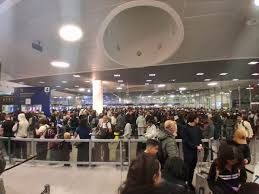 Controle de imigração em Lisboa ʽpifaʼ e causa até seis horas de fila no aeroporto | O candi…