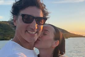 Katy Perry Kisses Boyfriend Justin Trudeau Beachside in ‘Holidaze’ Photo Dump | Katy Perry Shares…