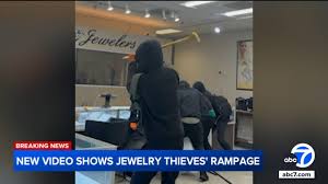 Violent smash-and-grab robbery at Orange County jewelry store leads to crashes, arrests | Video s…
