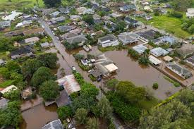 230 people are rescued as flash flooding hits Hawaii and officials warn 120-year-old dam could fa…