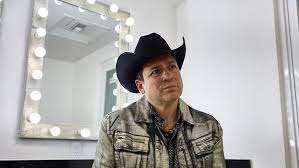 En directo con Bobby Pulido, la estrella de la música tejana que aspira al Congreso de Estados U…