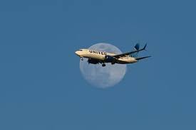 United flight narrowly avoids US military helicopter in California | United Airlines Flight Avoid…