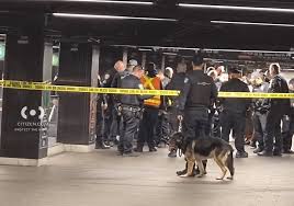 Two critical after shooting, stabbing at Grand Central: FDNY | NYC cops shoot machete-wielding st…