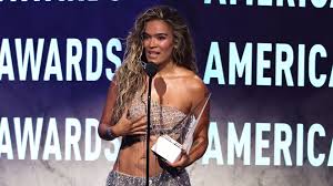 Karol G triunfa en los AMAs 2026 con los premios a la Excelencia Artística y mejor álbum latino…