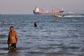 An oil tanker navigates the Strait of Hormuz despite threats from Iran’s Revolutionary Guard | …
