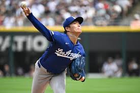 Dodgers star Yoshinobu Yamamoto loses perfect game on Mookie Betts’ error in 8th inning, then los…