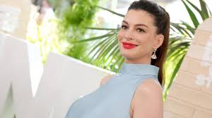 A Pregnant Anne Hathaway & Co-Stars Walk The Red Carpet For ‘The End of Oak Street’ | Anne Ha…